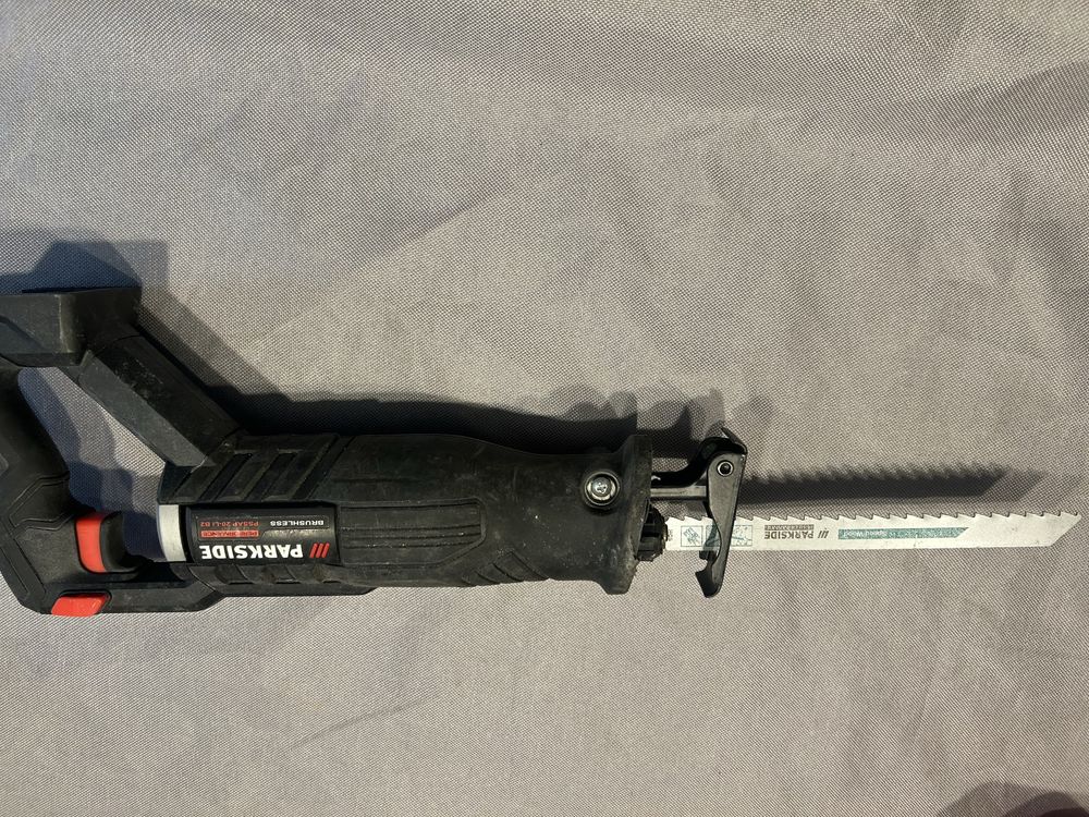 Serra de sabre / serrote a bateria 20v