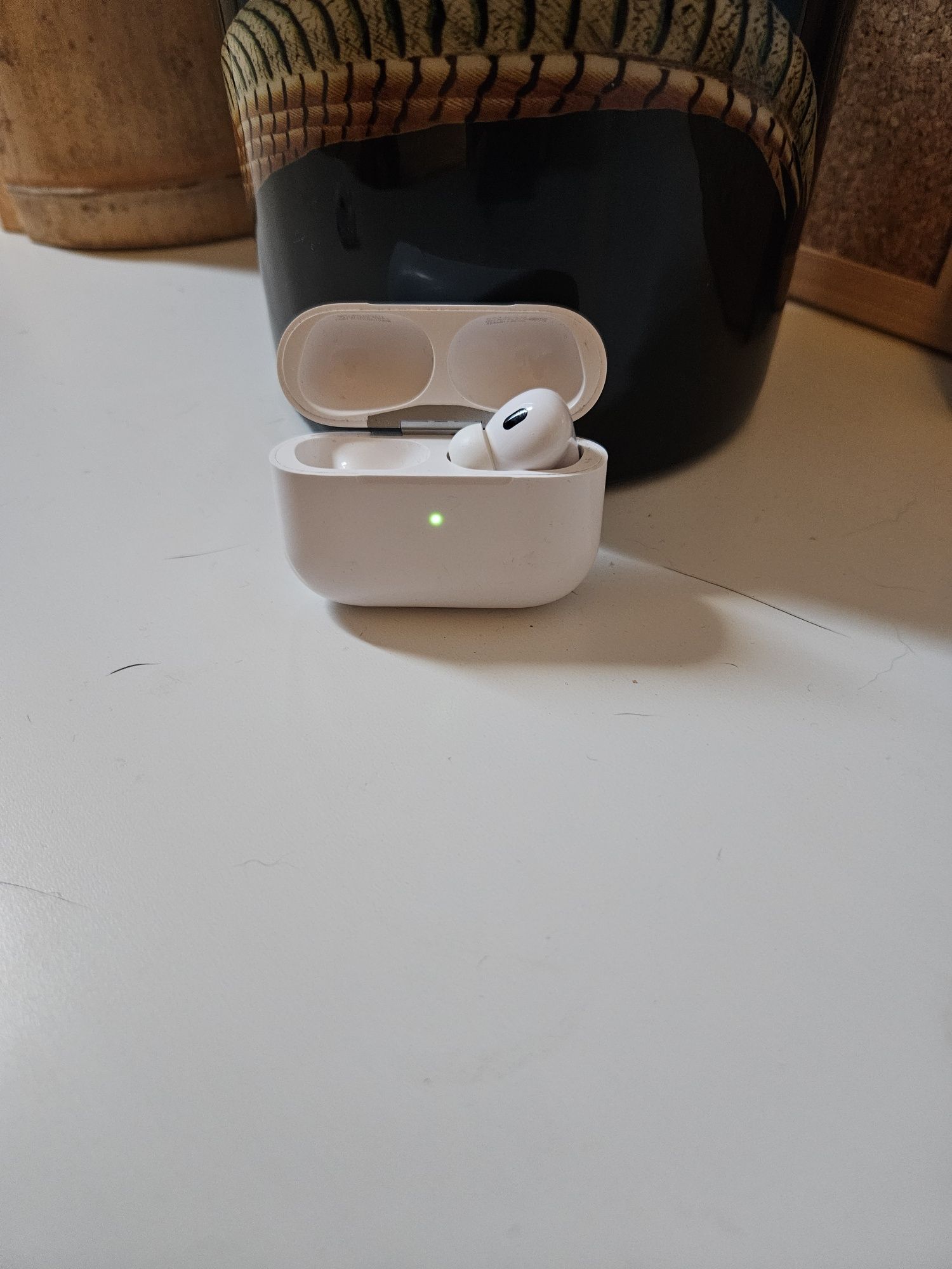 AirPods Pro 2 (fone direito + caixa)
originais Apple
LA
funcionar bem