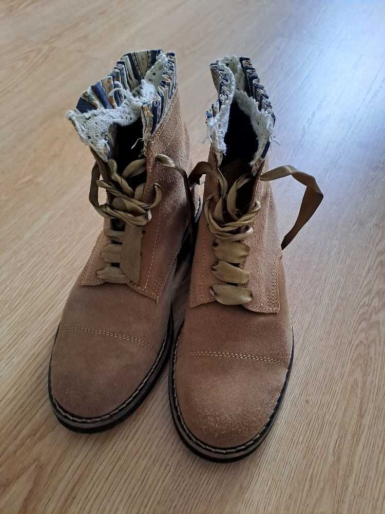 botas de pele com tecido e renda