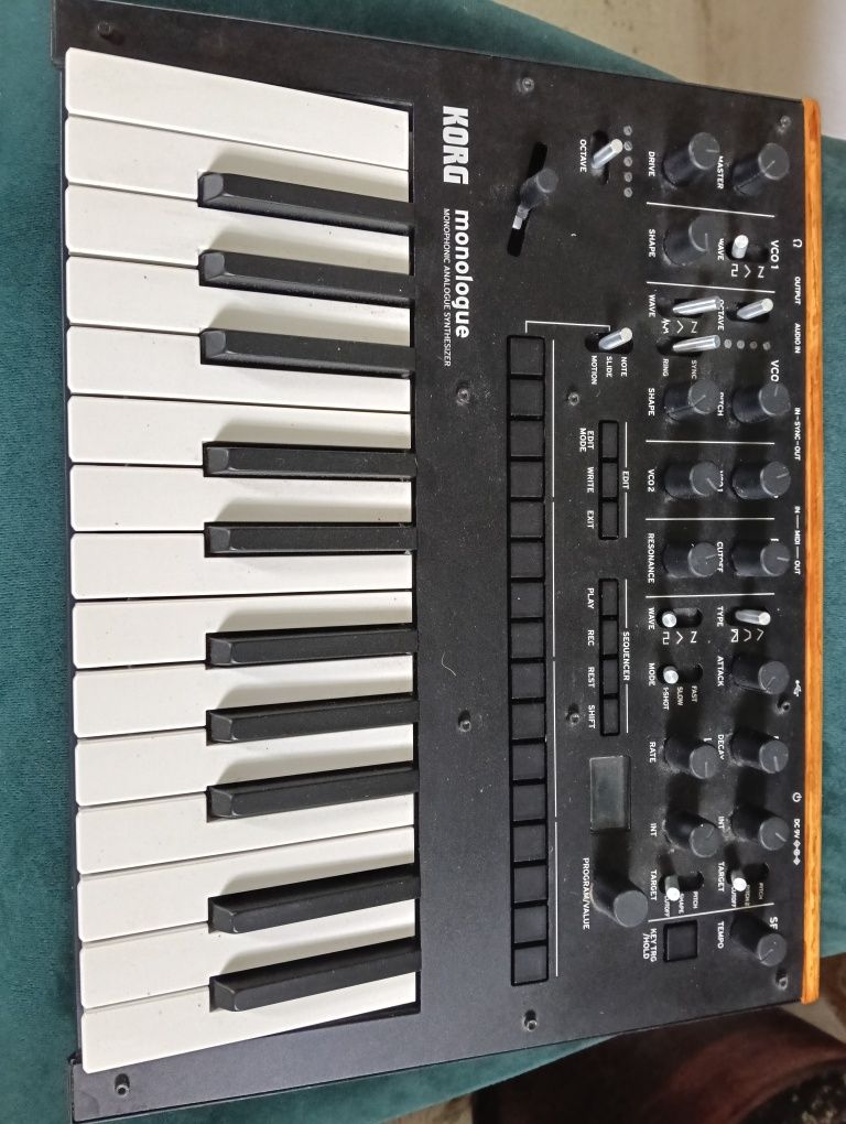 Mini elektro syntezator Korg monolog