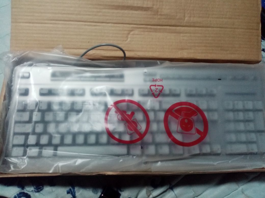 Нова клавіатура, в упакована
