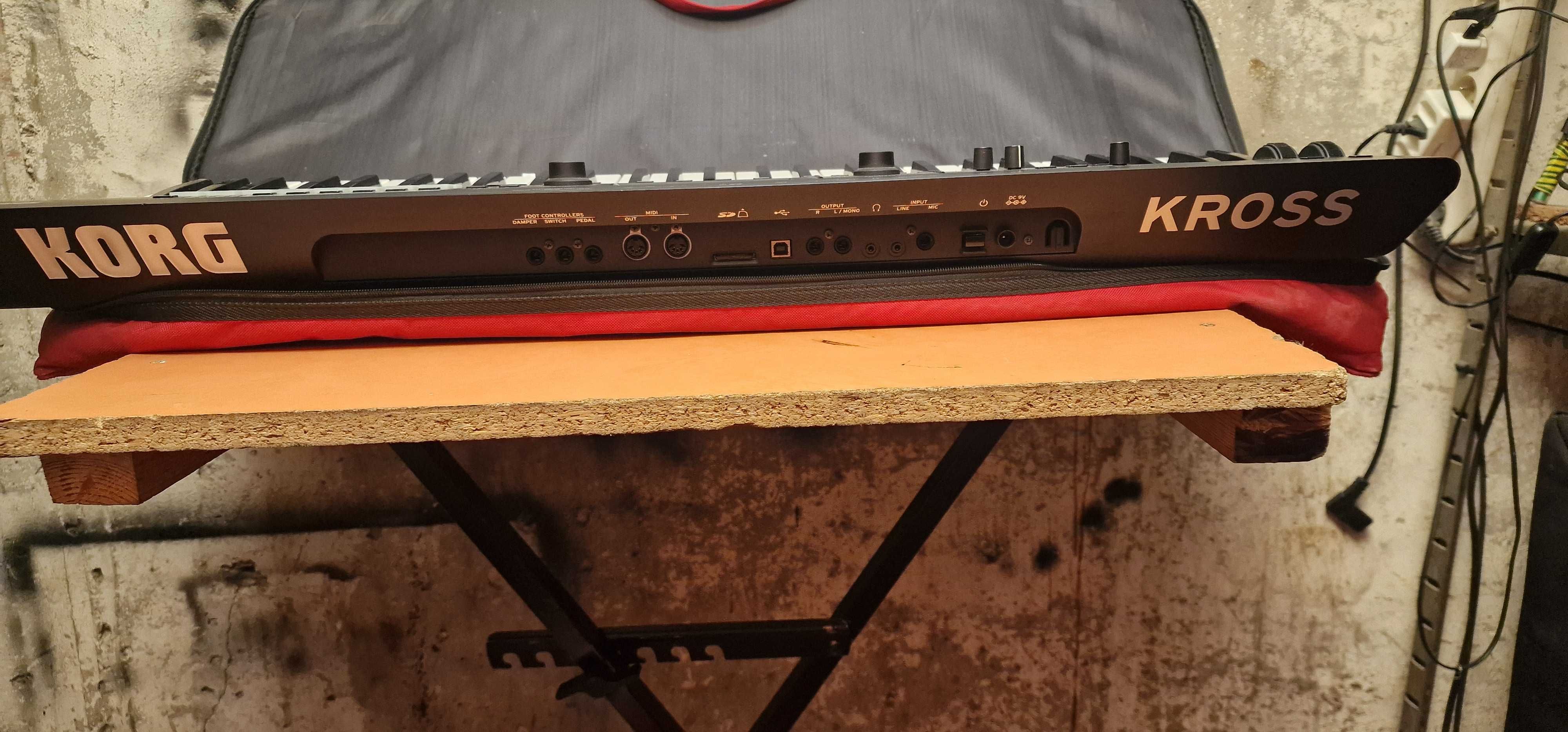 Korg Kross 2 - plus oryginalny czerwony pokrowiec. Stan B.dobry