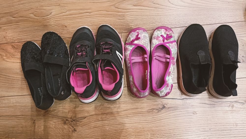 Buty dla dziewczynki 35/36. addidasy, kapcie. 4 pary za 20 zł.