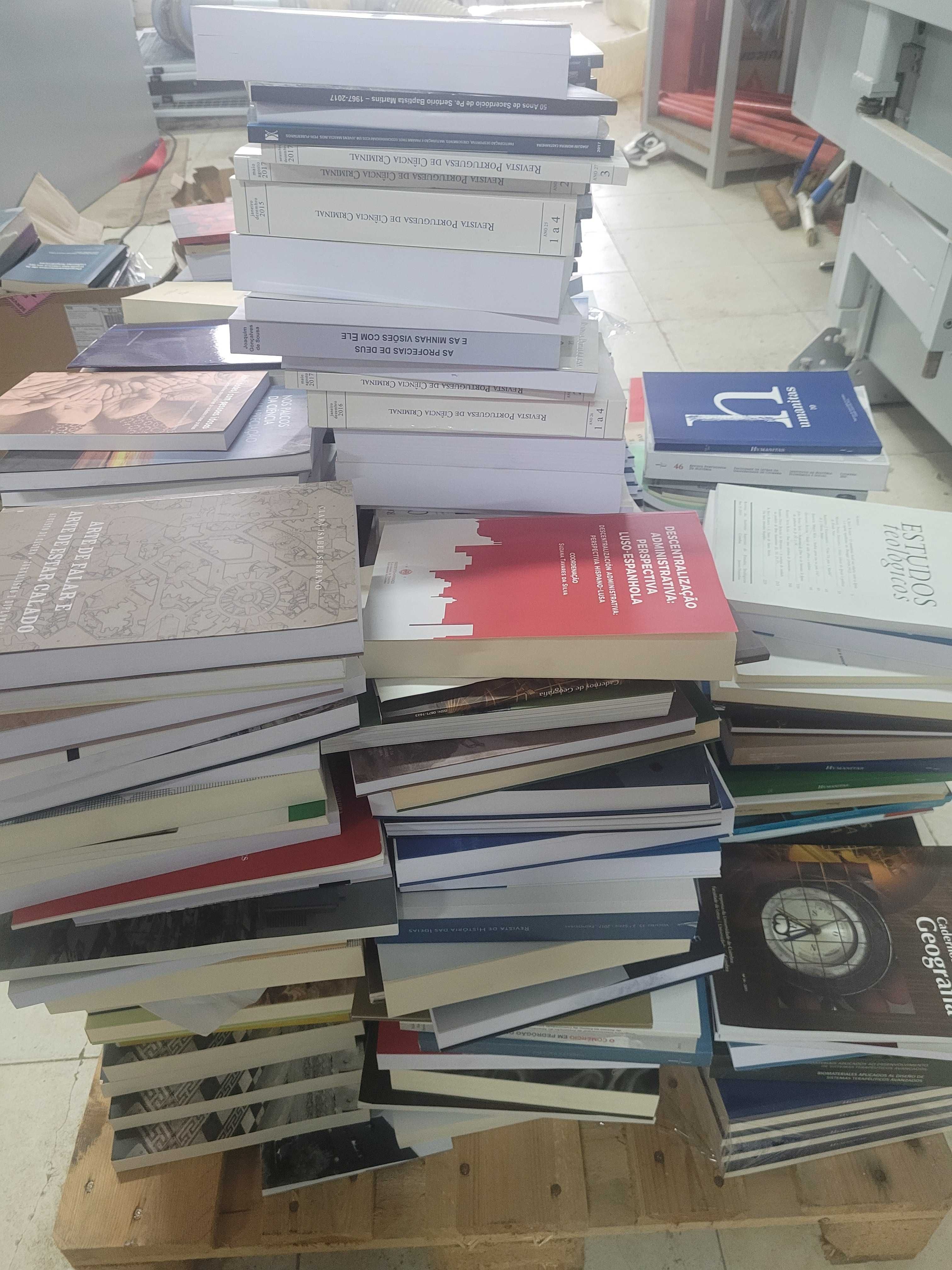 Lote de livros técnicos e revistas científicas.