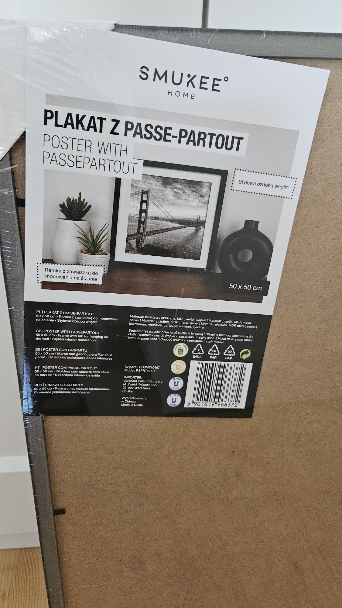 Nowe 2 plakaty w ramie 50x50 czarno-białe.

Nie wejdzie do paczkomatu