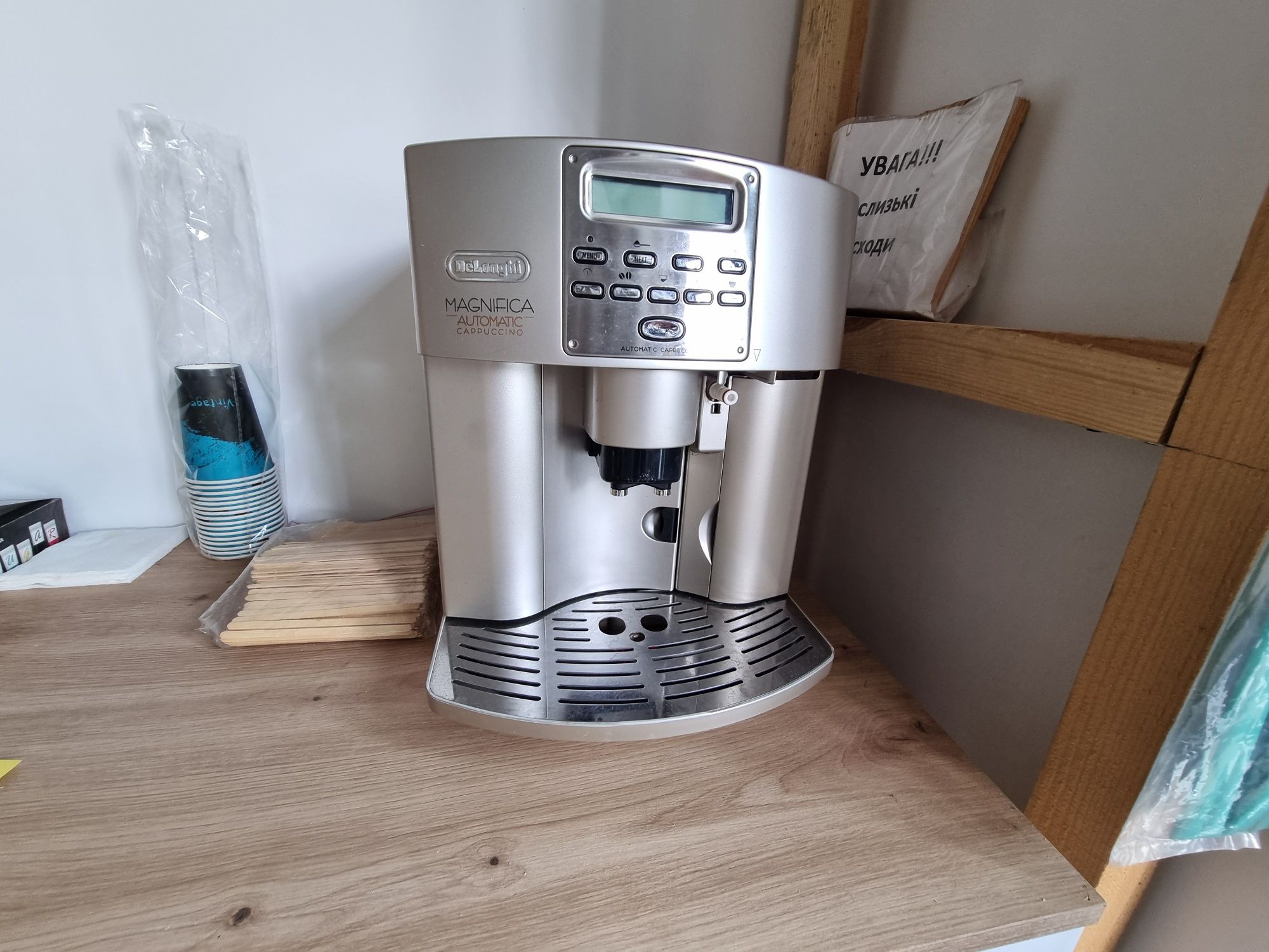 Кавомашина б/у Delonghi Magnifica Cappuccino / Кавоварка / купити
