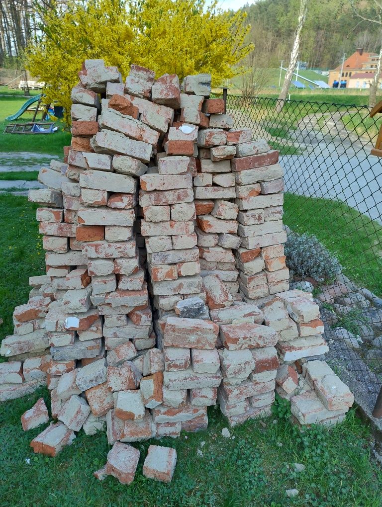 Stara cegła z rozbiórki