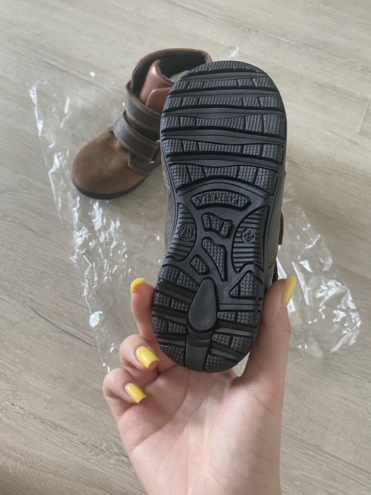 Отдам ботинки новые на деток