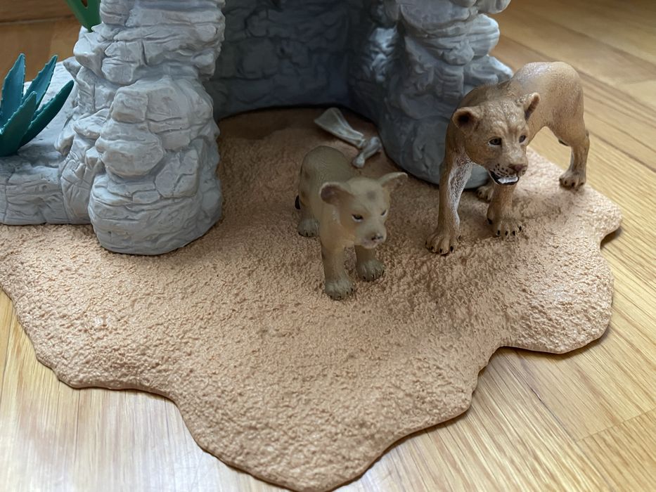 Miniaturas de aninais - Caverna com leão + leoa + cria Schleich