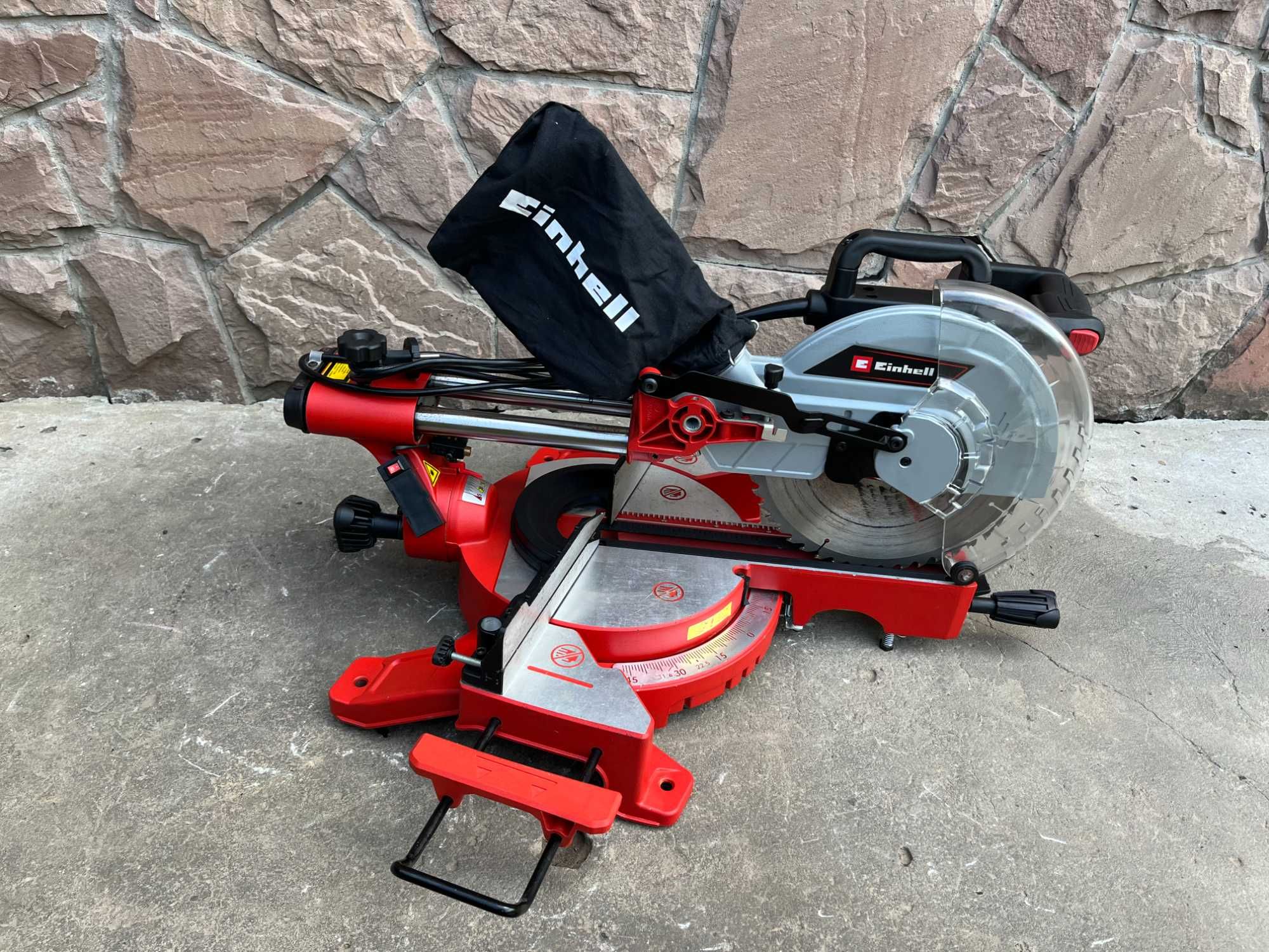 Пила торцовочная Einhell TC-SM 2531/2 U с протяжкой