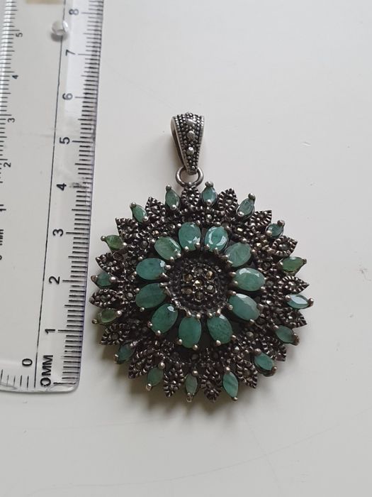 Pendente em prata, marcasites e esmeraldas