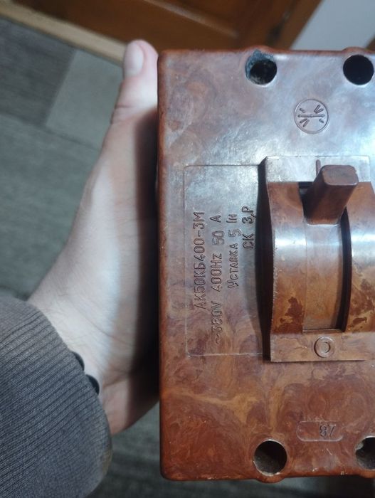 Автоматичний вимикач напруги.