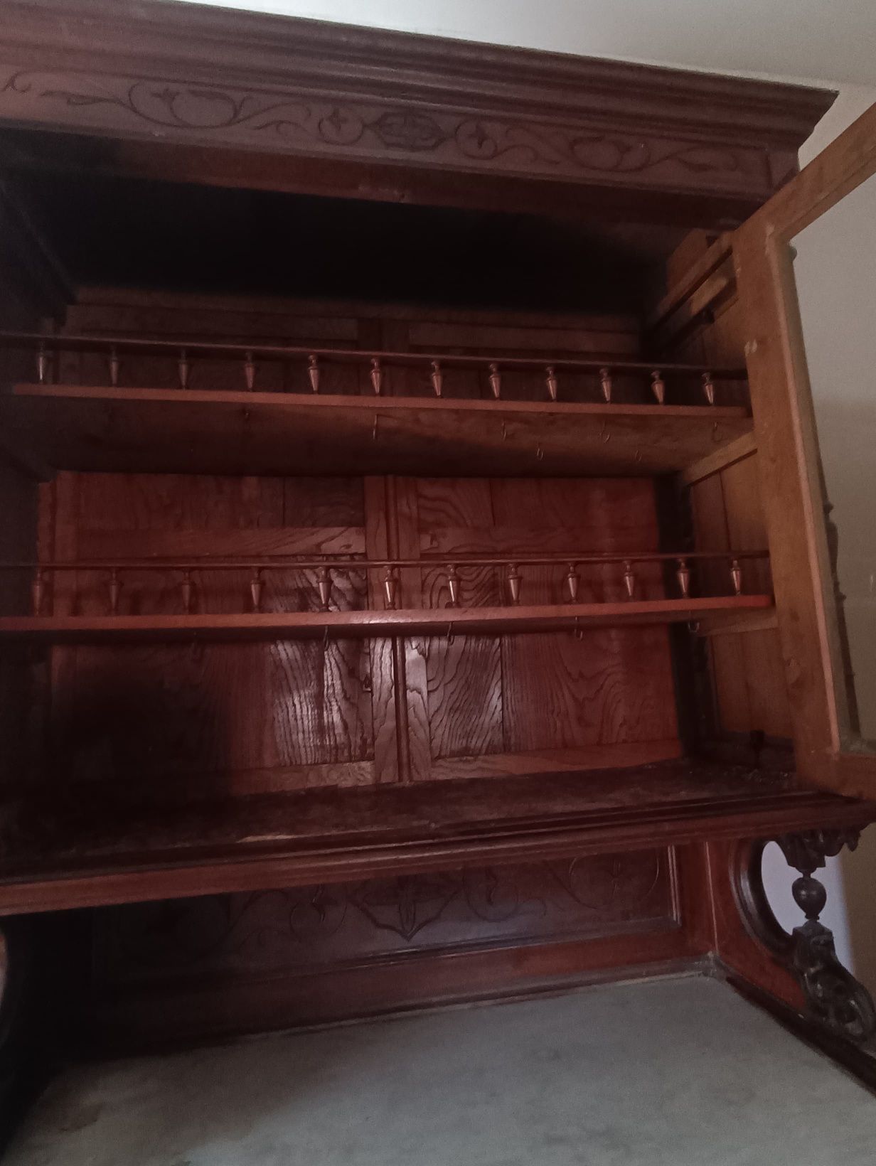 Móvel de sala com portas de vidro