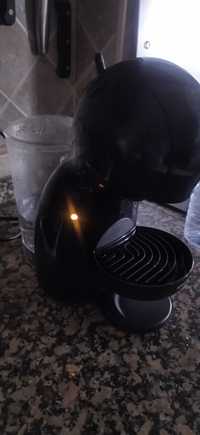 Dolce Gusto pouco uso com cápsulas