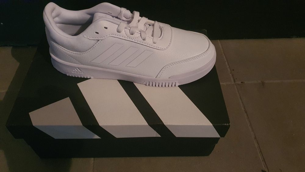 Sapatilhas Adidas, novas na caixa.