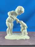 Dziewczynka karmiąca królika Hutschereuther #porcelana #putto