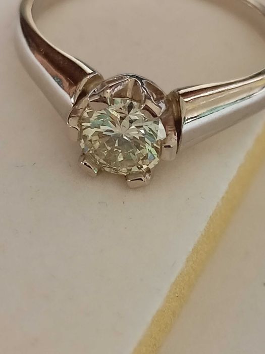 Złoty pierścionek 585 z brylantem  0,66ct (certyfikat )