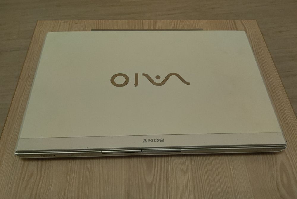 Білий ноутбук Sony