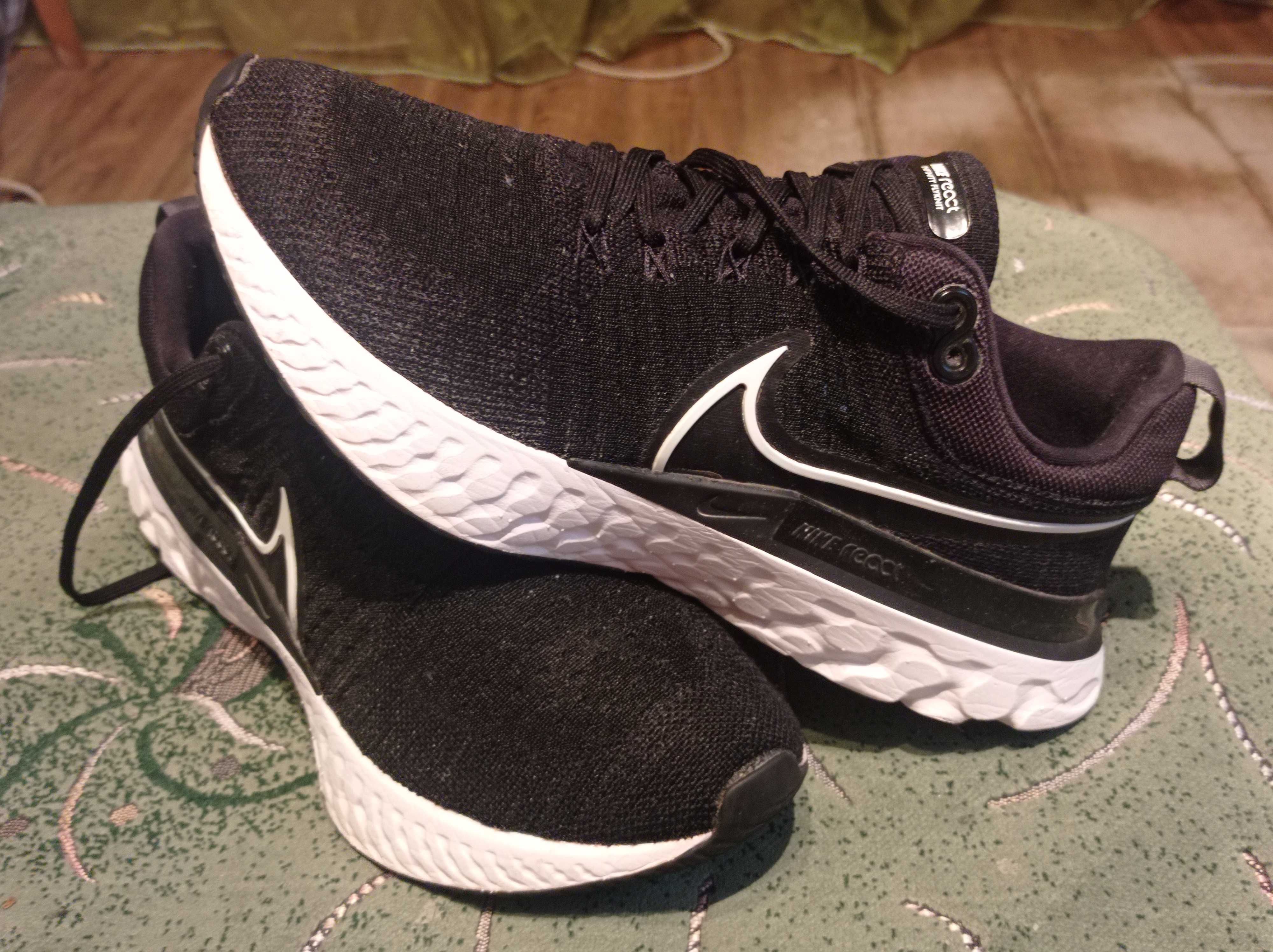 Кроссовки Nike React оригинал фирменные  размер-40,5 стелька- 26 см.