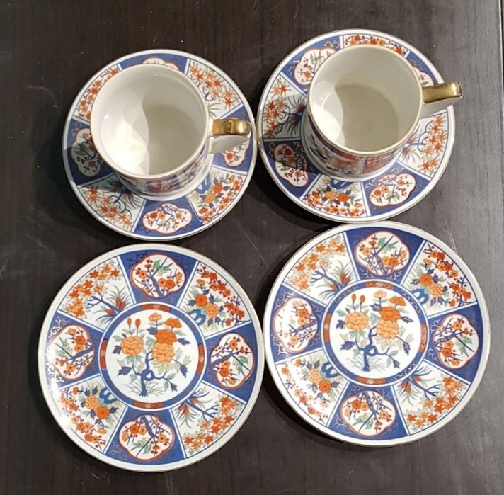 Chavenas de chá e pratos de sobremesa japoneses