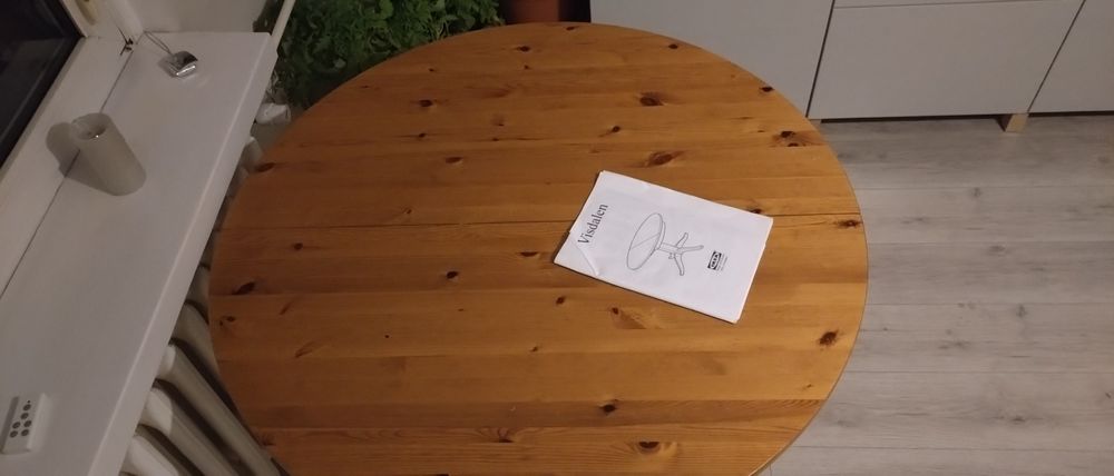 Krzesła stół okragly