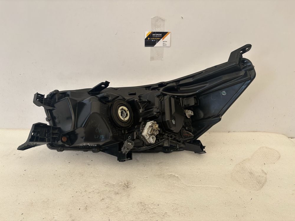 Toyota Hilux VIII 8 lampa prawy przód prawa przednia LED