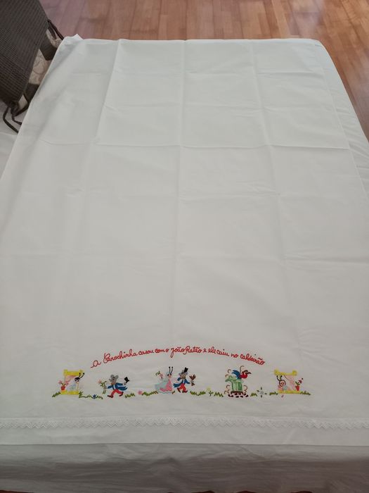 Lençol de bebé e fronha almofada bordado com historia da Carochinha