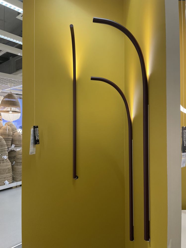 VARMBLIXT - podłużna, metalowa lampa ścienna LED w kolorze bordowym