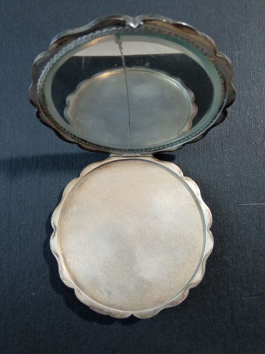 Puderniczka srebrna próba srebra 800. Bardzo stara.