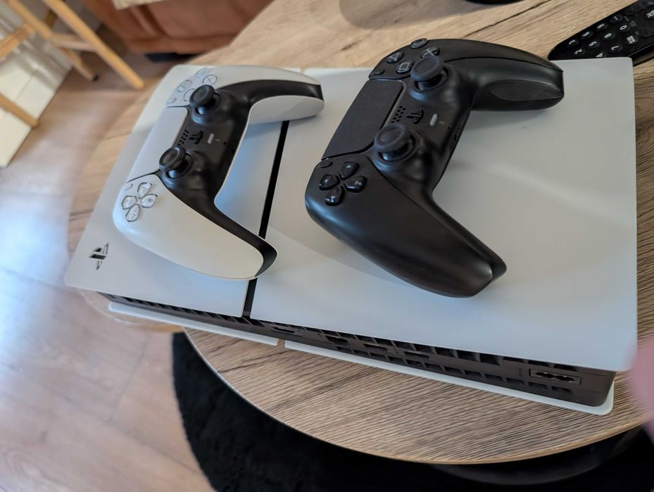 PS5 Slim i 2 Pady , Okazja !