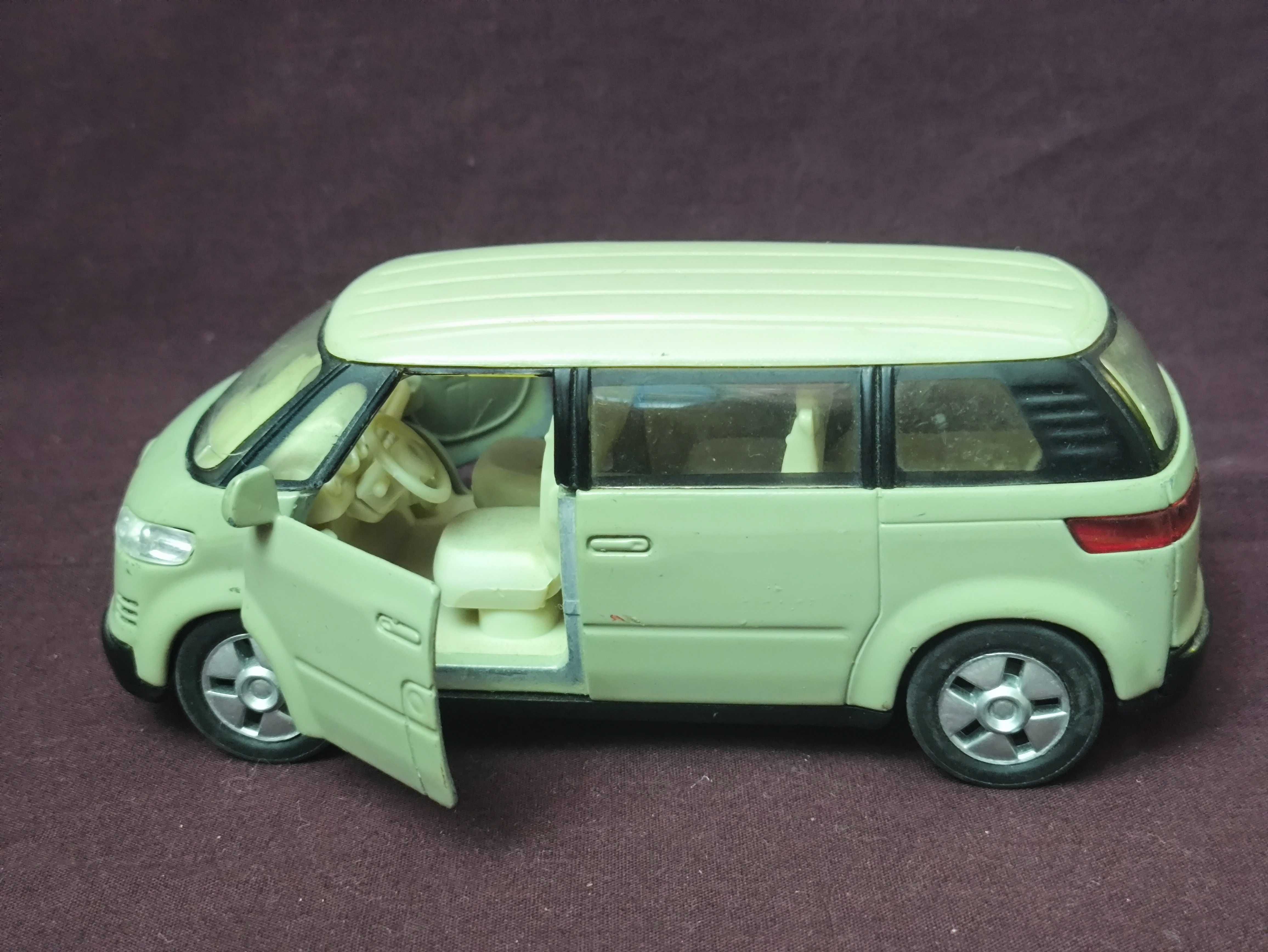 Машинка инерционная Volkswagen 2001 Microbus 1:43 Welly