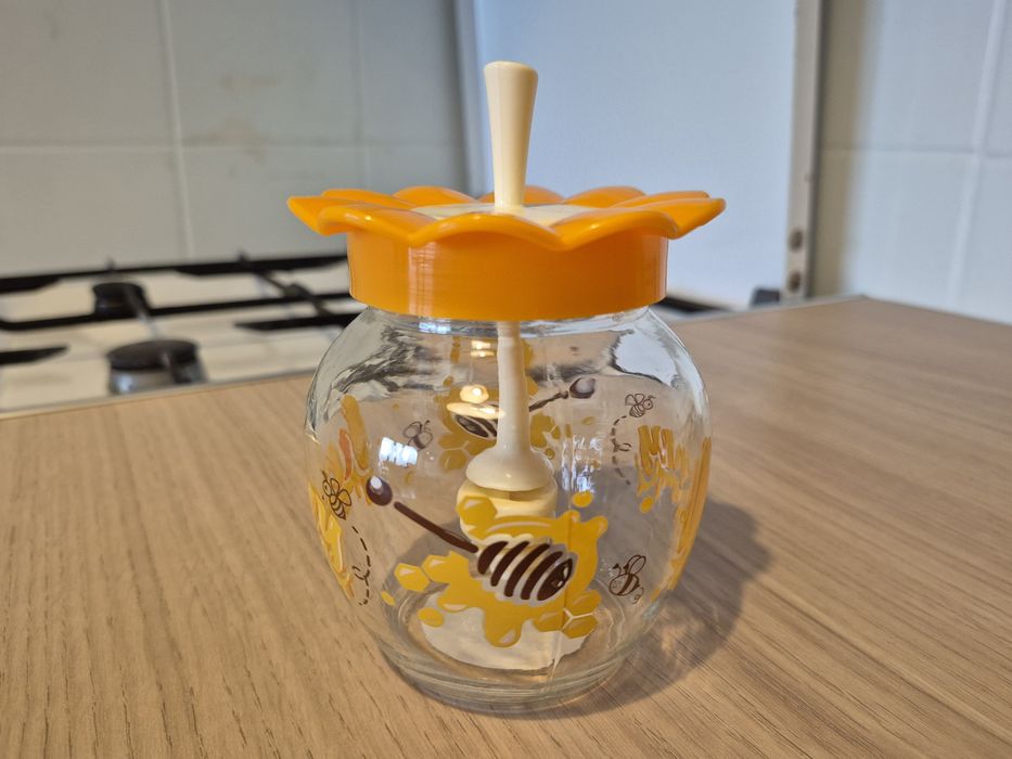 Szklany słoik z nabiernikiem do miodu