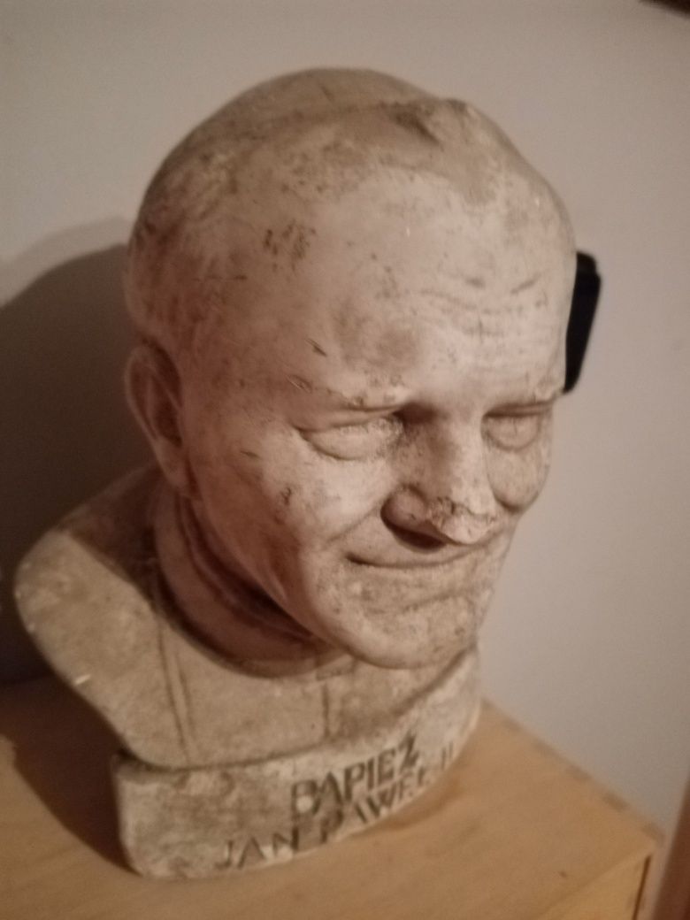 Figura, popiersie Jana Pawła II.