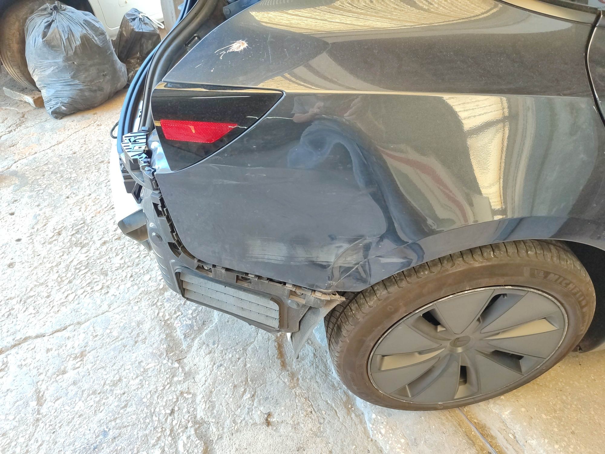 Reparações e peças diversas de Teslas