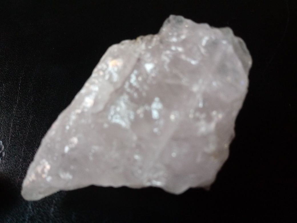 Kwarc różowy. Naturalny mineral, krysztal, brylka, kwarc