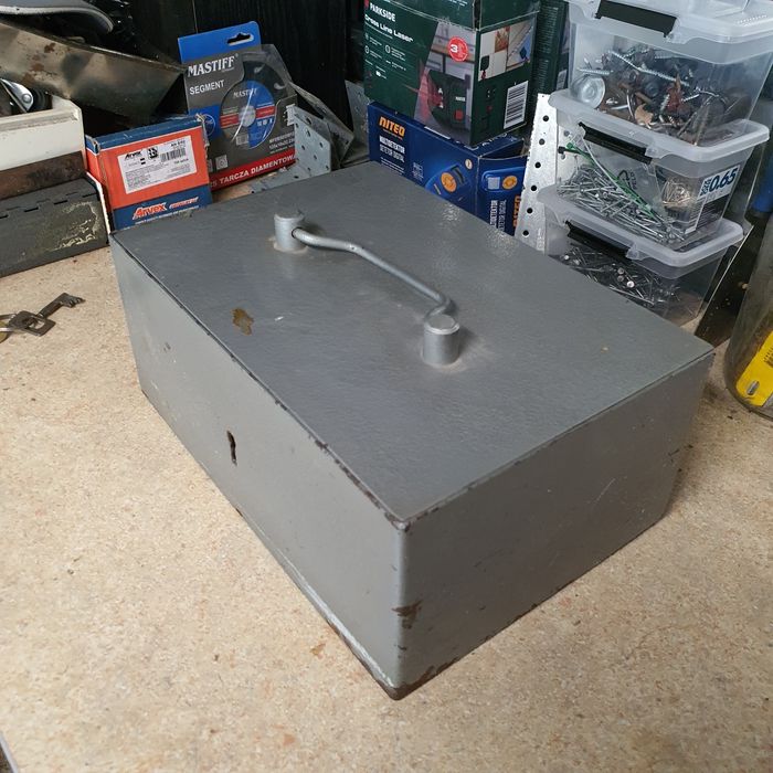 Sprzedam kasetkę z grubej blachy