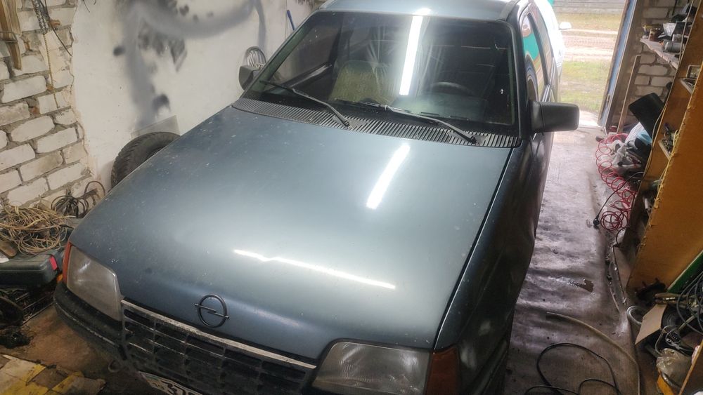 Продам автомобіль opel kadett 1.6 бензин