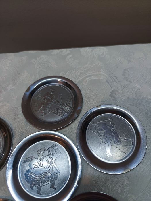ZESTAW KOLEKCJONERSKI, 6 Metalowych Podstawek z Folklorem