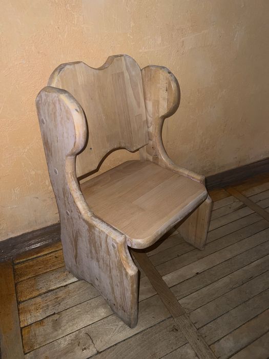 Деревʼяний стільчик