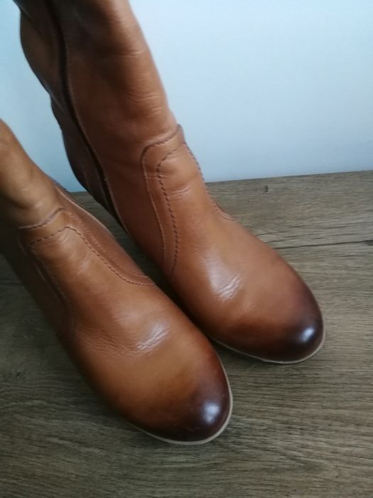 Przepiękne długie buty firmy CARINII w kolorze camel wiosna 2025
PRODU