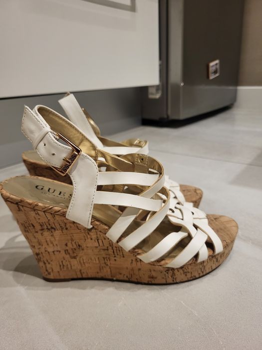 Sandały na koturnie Guess