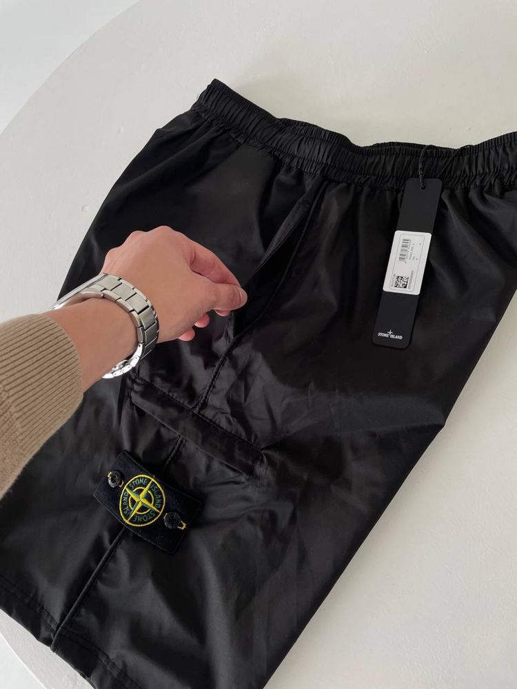 Неоновые шорты Stone Island