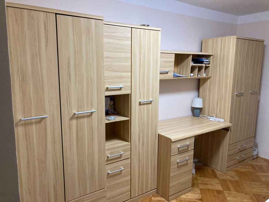meble pokojowe - dwie szafy, szafka, biurko, półka plus łózko i dywan