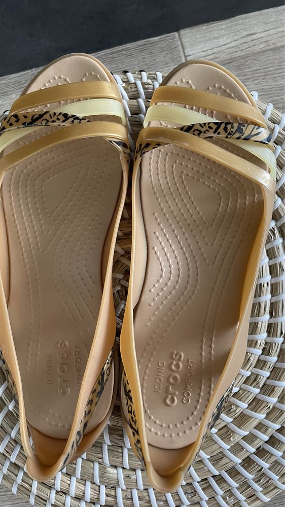 Crocs sandały Isabella Grph Huarache 2 Flat Dark Gold/Gold W7 37/38