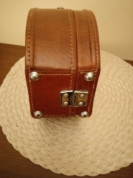 Kuferek hiszpański z zamknięciem