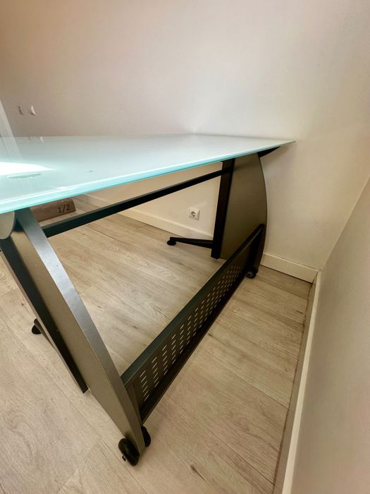 Conjunto de Secretaria com cadeira MARKUS do IKEA