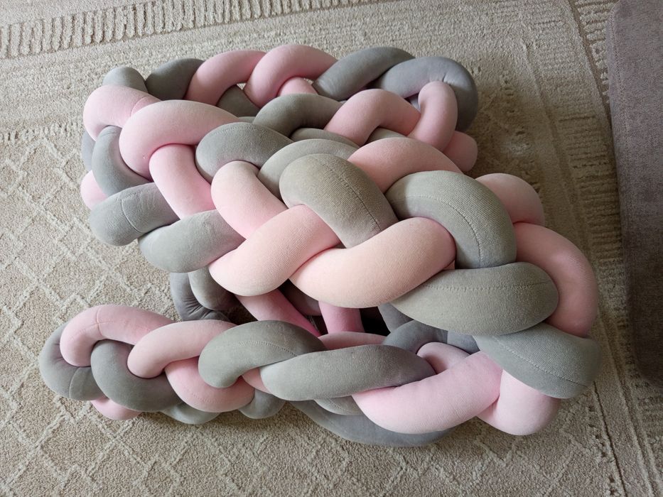 Warkocz ochraniacz do łóżeczka dziecięcego.