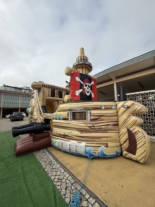 Insuflável Barco Piratas / Semi-novo