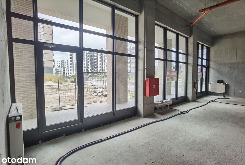 Do Wynajęcia – Lokal Usługowy W Centrum Nowego Ursusa | Duże Witryny