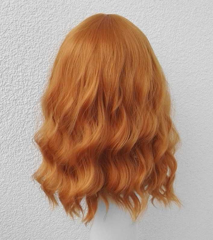 Pomarańczowa ruda krótka peruka falowana z prostą grzywką cosplay wig